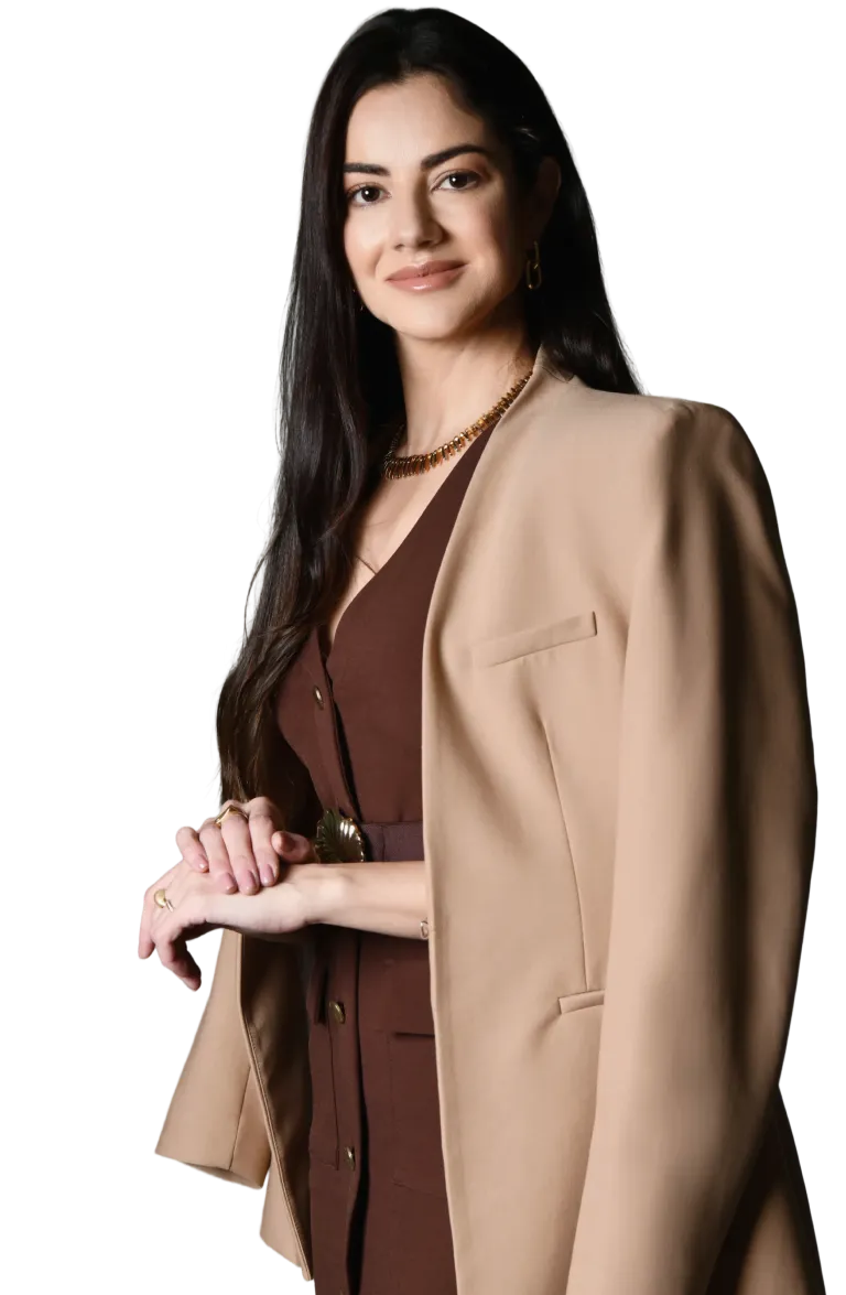Dra. Luiza Ottoni sorrindo, de blazer marrom